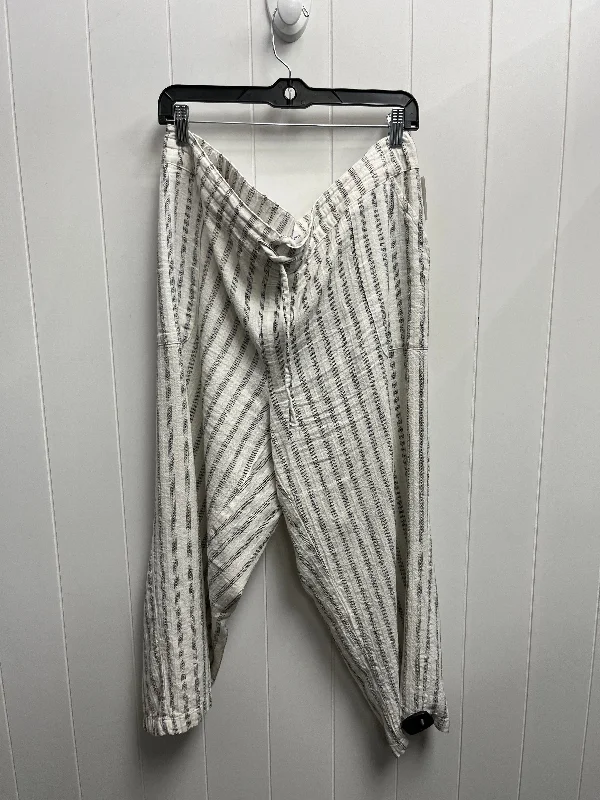 Rugged outdoor pants for mountain climbing strength -Pants Cropped By Liz Claiborne In Grey & White, Size: Xl