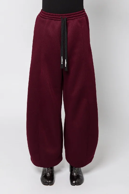 Khaki Jeans for Different -Melitta Baumeister Round Leg Loungepants in Bordeaux