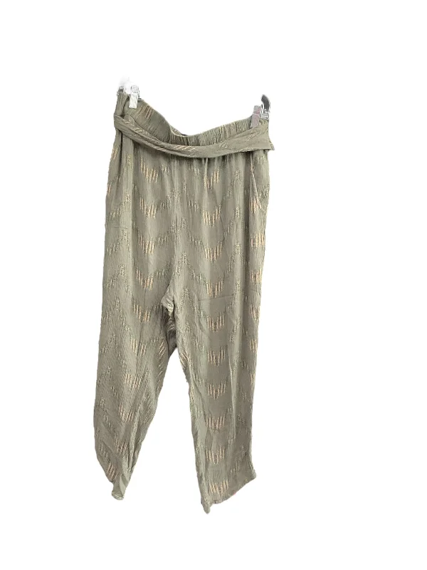 Camouflage cargo pants for hunting trip needs -Pants Cropped By Free People In Green, Size: L