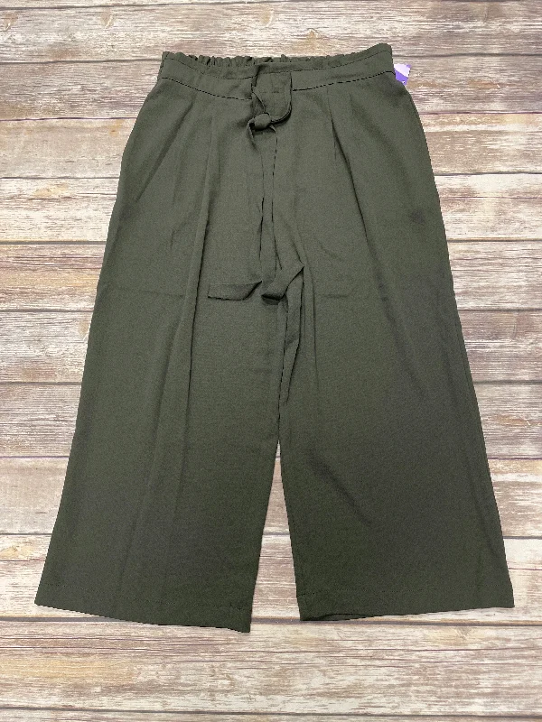 Lightweight travel pants with wrinkle-free fabric -Pants Cropped By Dr2 In Green, Size: L