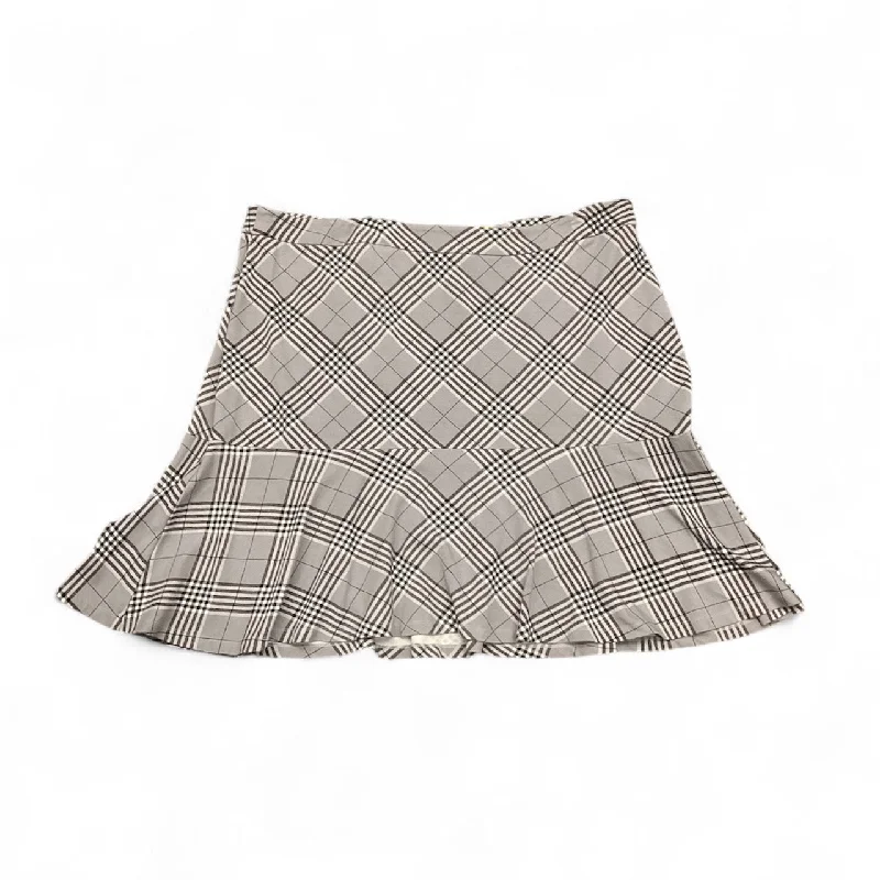 Stretchy mini skirts for flexible movement -Skirt Mini & Short By Cato In Plaid, Size: 24