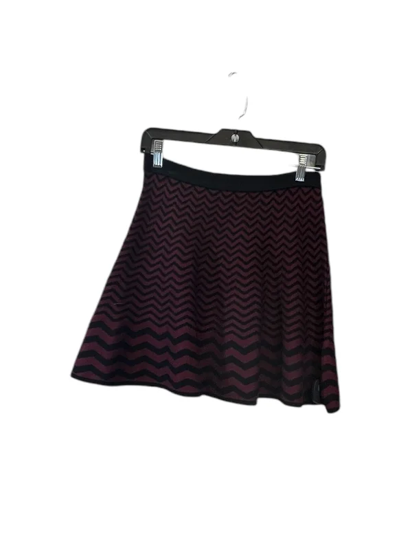 Affordable skirts with trendy slit details -Skirt Mini & Short By Romeo And Juliet In Black & Red, Size: M